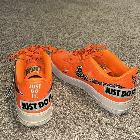 2018 air force 1 low ‘just do it’. orange. size boys/mens 7. - Picture 4 of 9